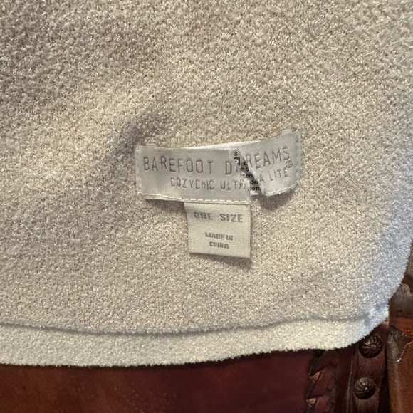 Barefoot Dreams CozyChic in the Wild Throw - Picture 4 of 6